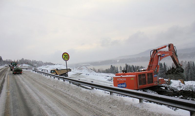 File:E6 vegutbygging Kolomoen - Minnesund ved Mjøsa en desemberdag - 46.JPG