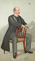 Una caricatura de un hombre calvo con bigote, vestido con un traje de mañana y sentado a horcajadas en una silla de madera, con una sonrisa en su rostro y un cigarro en la mano.