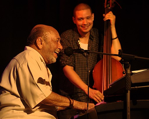 Eddie Palmieri mit Bassist Luques Curtis