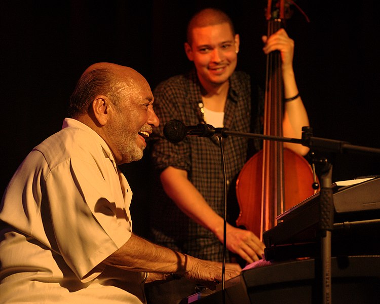 File:Eddie Palmieri mit Bassist Luques Curtis.jpg