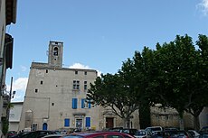 L'église Saint-André et son clocher situé sur le toit du bureau de poste