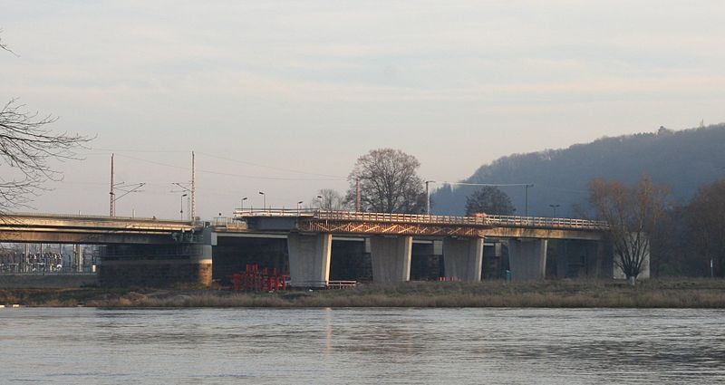 File:Elbebrücke Niederwartha Str2 20071129.jpg