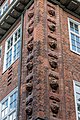 Deutsch: Fassadendetails des Emilie-Wüstenfeld-Gymnasiums in Hamburg-Eimsbüttel.