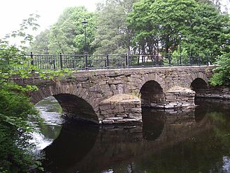 Antiguo puente de piedra sobre el Säveån en Lerum