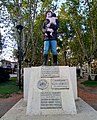 Estatua homenaje a los bomberos caídos en cumplimiento del deber, enfrente del monumento anterior.