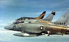 Patrouille de 3 F-100D du 481e escadron de chasse tactique américain au-dessus du territoire sud-vietnamien en février 1966.