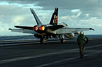 Appontage d'un F/A-18. Noter que les réacteurs sont à pleine puissance.