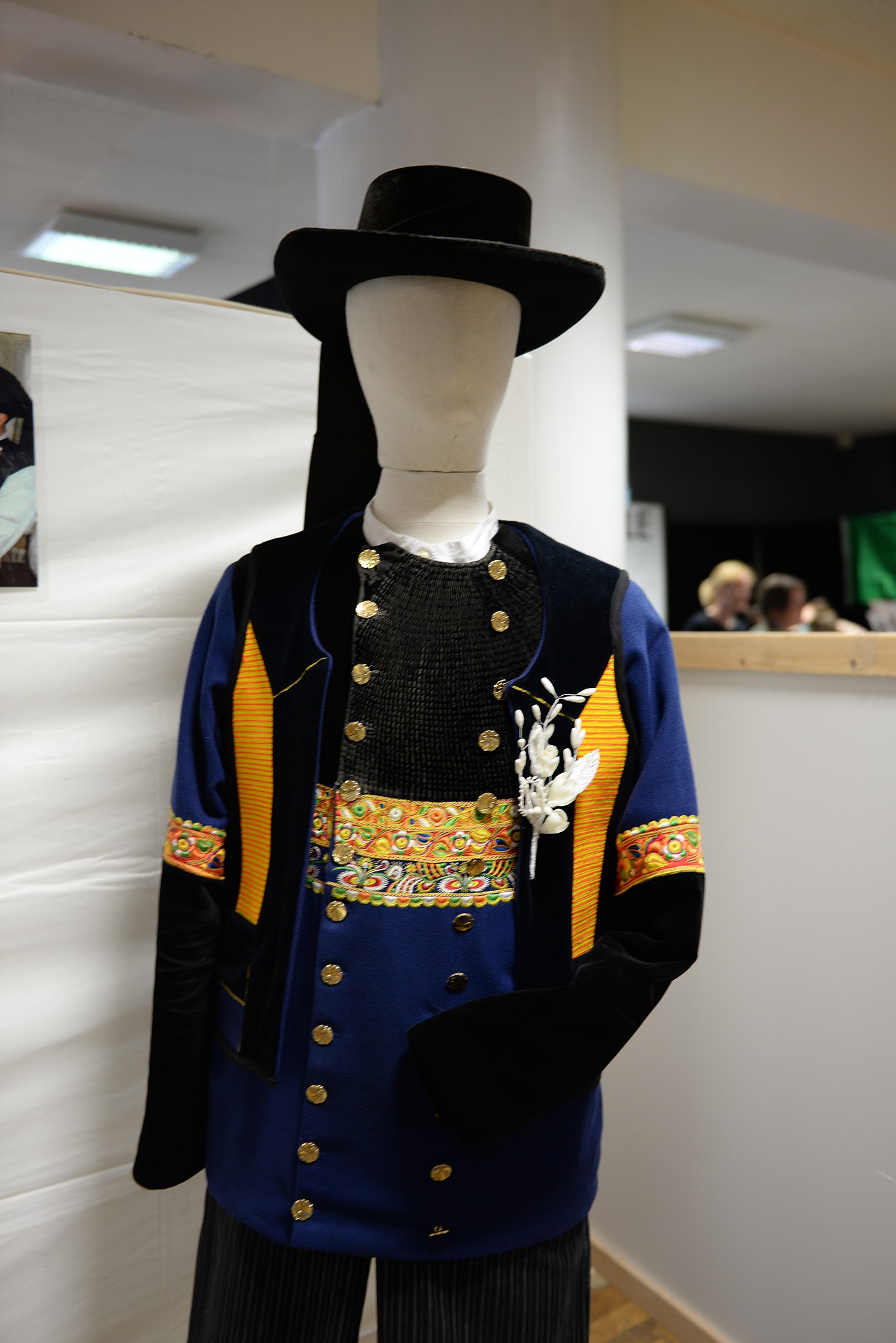 File:FIL2014 Expo Costumes Pays Glazik 1.JPG - Wikimedia Commons