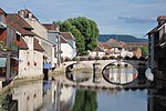 Fantastisches Spiegelbild der Brücke über den Loue und die Häuser von Ornans - panoramio.jpg