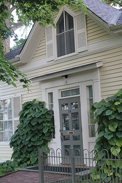 File:Farley & Claire Mowat's home IMG 1927.jpg