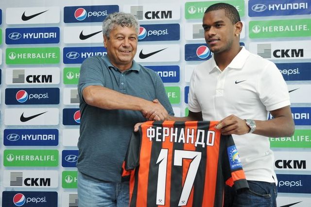 Lucescu presenting Fernando in 2013, one of a large number of Brazilians to sign for Shakhtar during his spell.