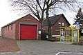 Feuerwehrhaus und Bushaltestelle in Niederheid