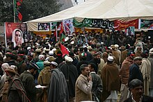 Photo d'une foule se pressant auprès d'une tente