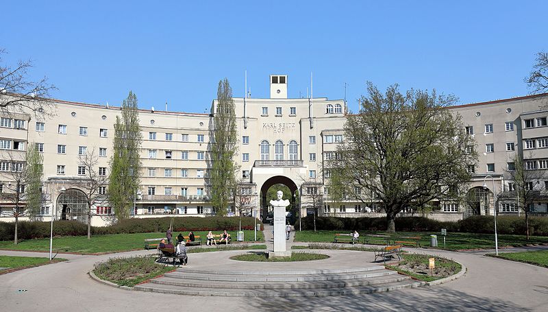 File:Floridsdorf (Wien) - Karl-Seitz-Hof (2).JPG