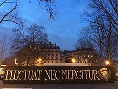 Sur la place de la République.