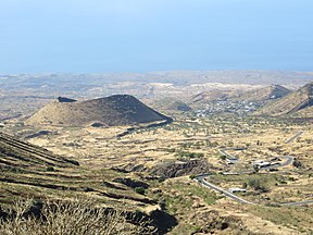 Landschaft mit vulkanischem Hügel