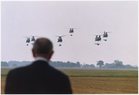 Fort Campbell, Kentucky: Prezident Lyndon B. Johnson pozoruje vrtulníky za letu, 23. července 1966.