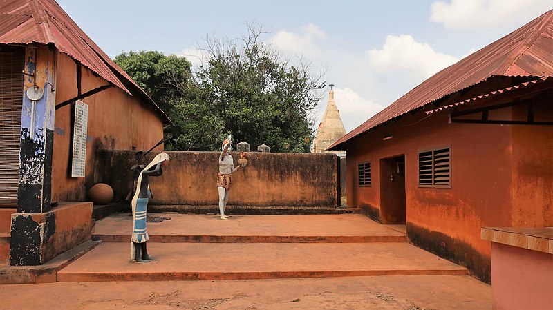 File:Front yard Musee Honme Porto Novo Benin Dec 2017.jpg