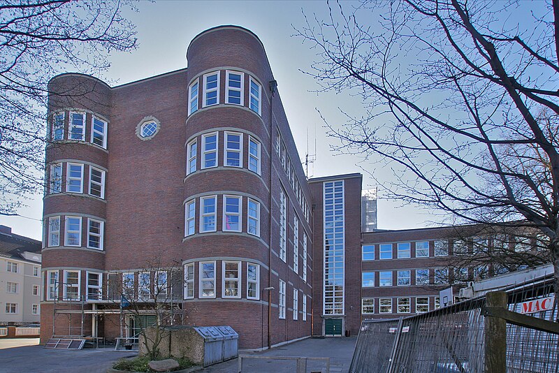 File:Fuhlsbuettel - Schumacherschool.jpg