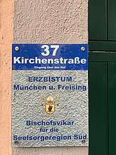 Kirchenstr. 37 (Schild “Erzbistum München u. Freising · Bischofsvikar für die Seelsorgeregion Süd”)