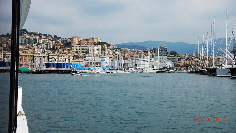 File:Genova - Porto - panoramio - Andrea Albini.jpg