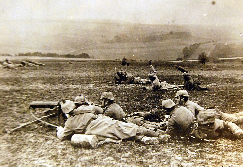 File:German machine gun detachment creeping into action, May 7, 1915 (30982753741).jpg