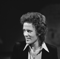 O'Sullivan in 1974, sporting the hairstyle he introduced in 1972. Gilbert O'Sullivan - TopPop 1974 3.png