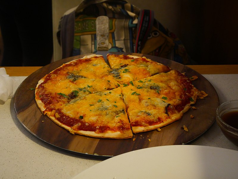 File:Gorgonzala cheese pizza with bacons onion and honey.jpg