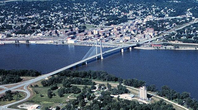 A 1997 picture of the Great River Bridge