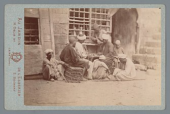 [Groupe devant un café avec un jeu de société], portrait-carte, 1869-1890, Amsterdam, Rijksmuseum.