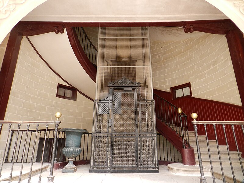 File:Hôtel Scheult cage d’escalier et ascenseur.JPG