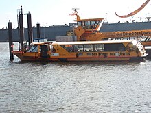 Ferry Rafiki de HADAG en el pontón del mercado de pescado de St. Pauli