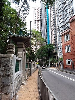 HKU PFL Campus stone wall 半山 Mid-levels 般咸道 Bonham Road April 2019 SSG 01.jpg
