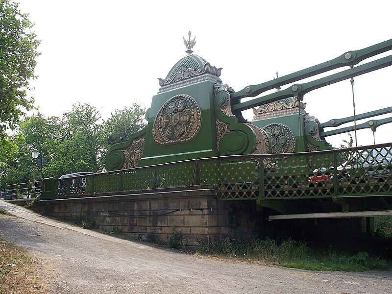 File:Hammersmith Bridge south abutment.JPG