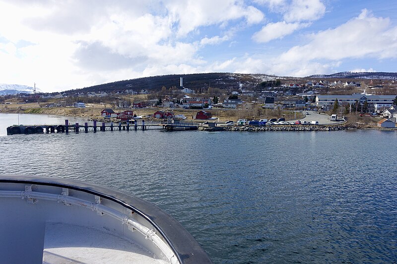 File:Hansnes Ringvassøya Langsundet Ferry pier (fergeleie kai) Church (kirke) etc. Karlsøy kommune Troms Norway 2019-05-06 7851.jpg