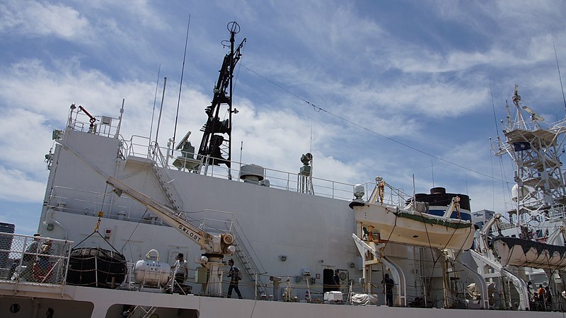 File:Helicopter hangar of JCG Settsu(PLH-07) right rear view at Port of Kobe July 22, 2017 01.jpg