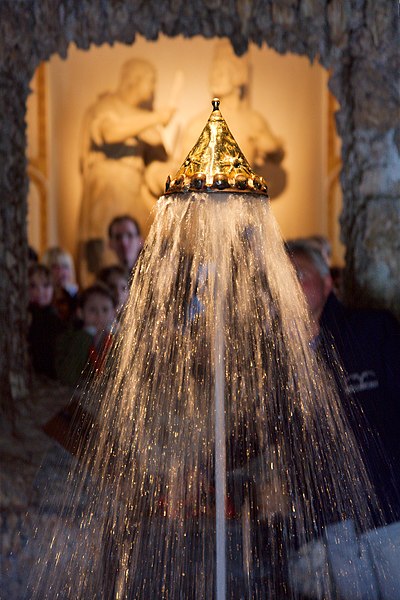 File:Hellbrunn crown grotto 01.jpg