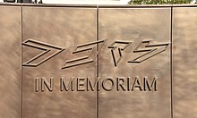 The Hebrew characters lzkr (lizkor, pronunciation "lizachar") meaning "In Memoriam" at an entrance stair, May 2022. Holocaust Namenmonument 8 (Amsterdam).jpg