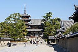 Čumon (centrální brána) a Godžú-no-tó (pětipodlažní pagoda) v Hórjúdži