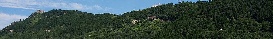 Panorama grebena vrhova Hengshana s hramom Zhurong Feng lijevo.