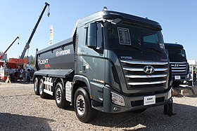 Hyundai Xcient Dump 25.5ton frente Side.jpg