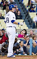 Trent Oeltjen vestindo o uniforme caseiro dos Los Angeles Dodgers em 2011.