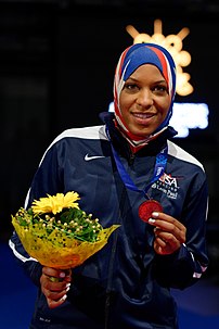 L'escrimeuse américaine Ibtihaj Muhammad lors des championnats du monde d'escrime 2013 à Budapest. (définition réelle 3 337 × 5 000)