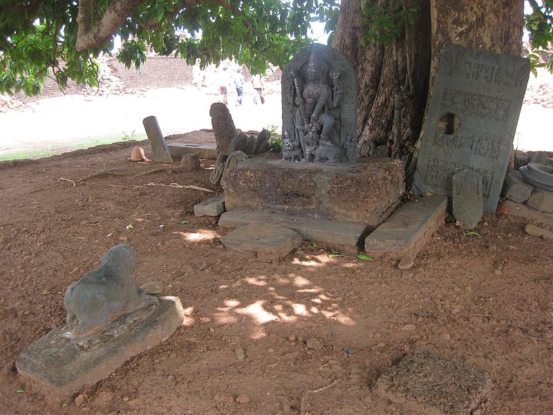File:Idol of Mahishasuramardhini in Mirjan fort.jpg