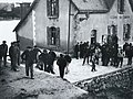 Pêcheurs désœuvrés devant l'Abri du marin d'Audierne (hiver 1919, photographie de Jacques de Thézac).