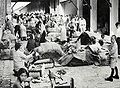 Imigrantes japoneses esperando acomodações na Hospedaria dos Imigrantes em São Paulo (cerca de 1935)