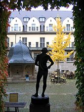 Innenhof des Universitätshauptgebäudes mit Außenbereich der Cafeteria