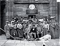 Johann Knauth (en veste noire) au milieu d’un groupe d’ouvriers de l’Oeuvre Notre Dame à Strasbourg vers 1905