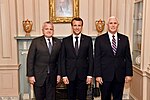 Vorschaubild für Datei:John Sullivan, Emmanuel Macron and Mike Pence in Washington - 2018 (41637647612).jpg