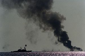 Одна з двох нафтових платформ у Перській затоці в нафтовому полі «Рустам», після обстрілу американським есмінцем «Джон Янг». 19 жовтня 1987